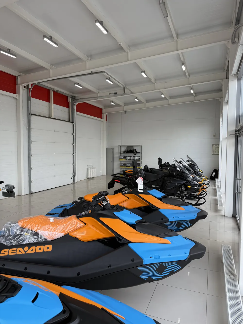 Гидроциклы Sea-Doo Spark в зале салона