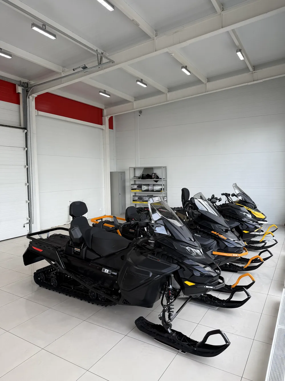 Снегоходы Ski-Doo в зале салона