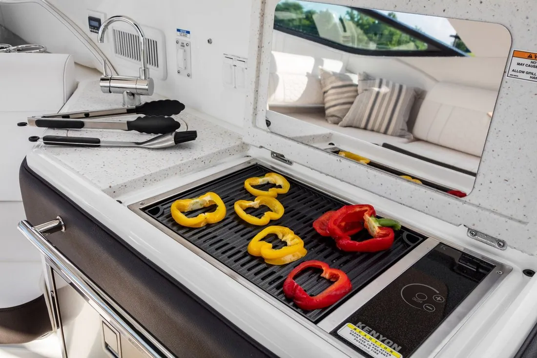 Sea Ray Sundancer 320 (стационарный двигатель)