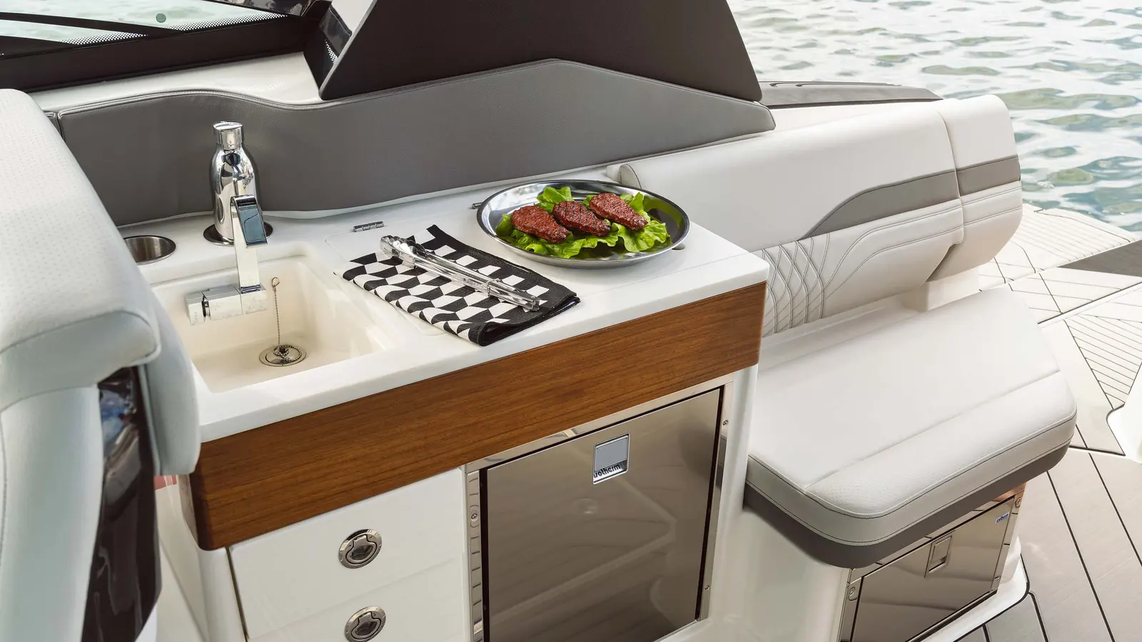 Sea Ray SLX 360 Outboard — фото 13