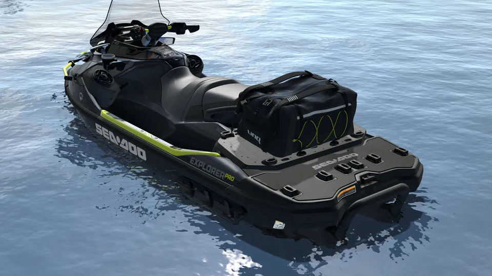 Sea-Doo Explorer Pro 2027, Iceland Grey, вид сзади слева