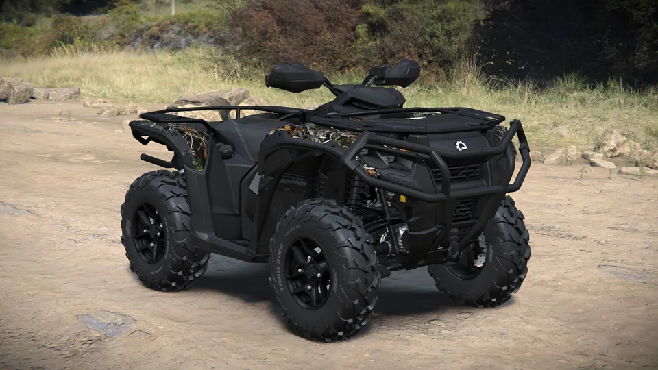 Can-Am Outlander PRO XT 2027 в камуфляже Dark Wildland Camo, вид спереди сбоку на бампер с лебёдкой