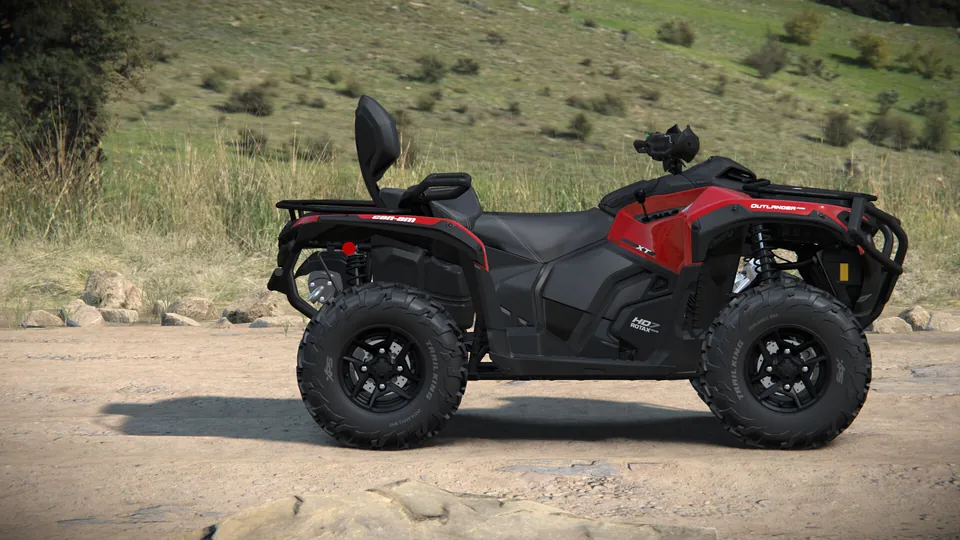 Can-Am Outlander MAX PRO XT 2027 цвета Legion Red, вид сбоку, видна спинка пассажирского сиденья