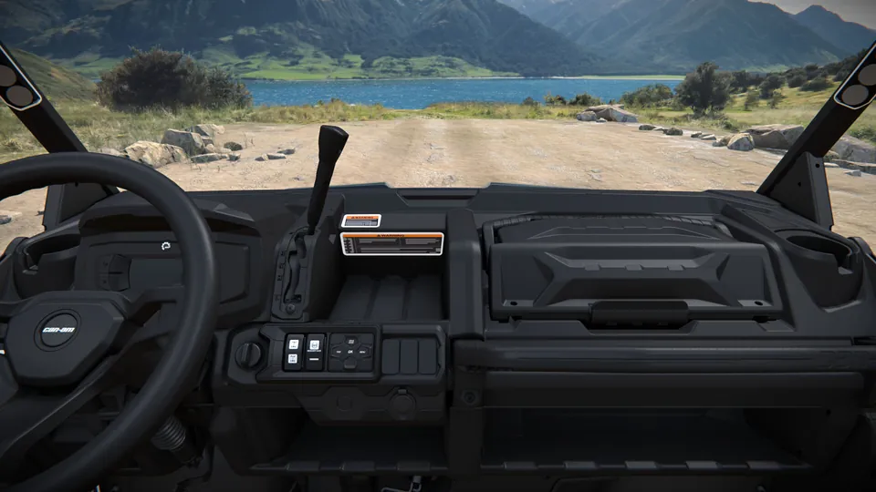 Can-Am Defender XU PRO XT 2027, Stealth Black, место водителя