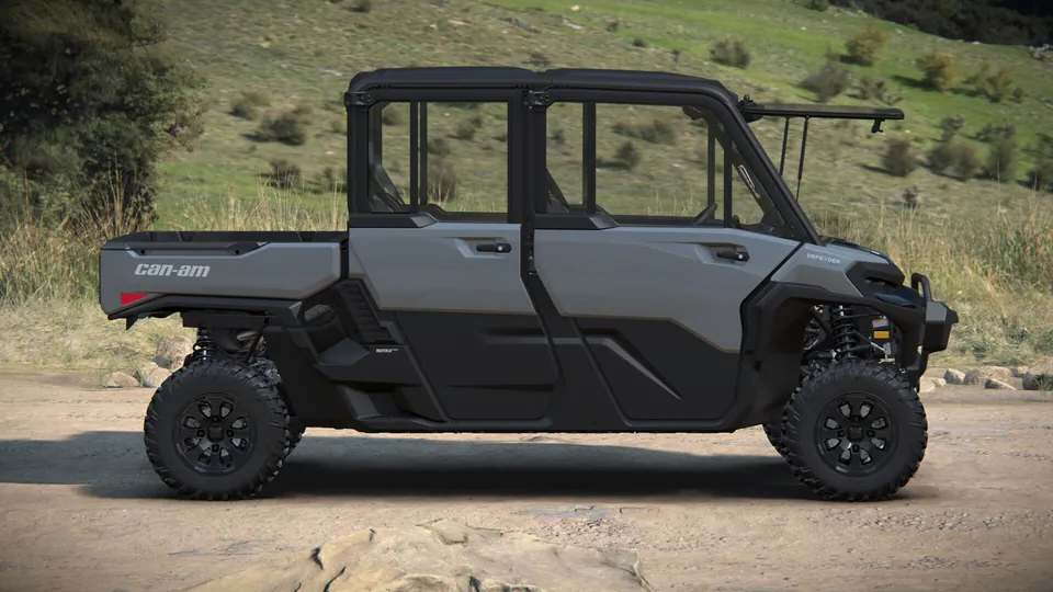 Can-Am Defender MAX XT CAB 2027 серого цвета сбоку: шестиместная кабина с двумя рядами дверей