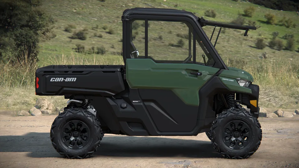 Can-Am Defender DPS CAB 2027 цвета Compass Green сбоку: трёхместная кабина с дверями и рейлингом на крыше