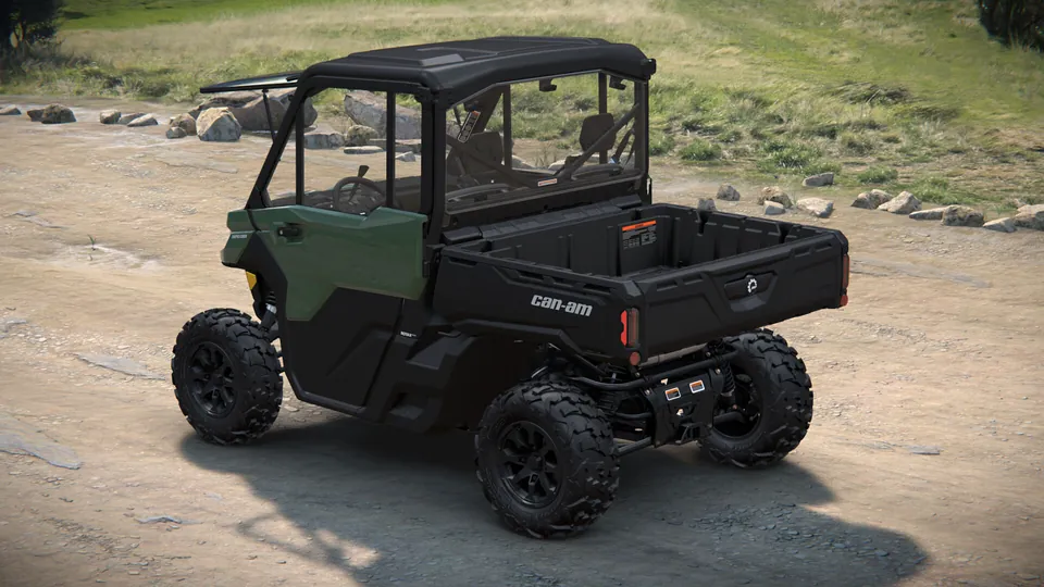 Can-Am Defender DPS CAB 2027, Compass Green, вид сзади слева