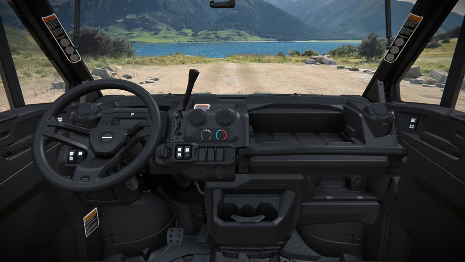 Can-Am Defender DPS CAB 2027, Compass Green, место водителя