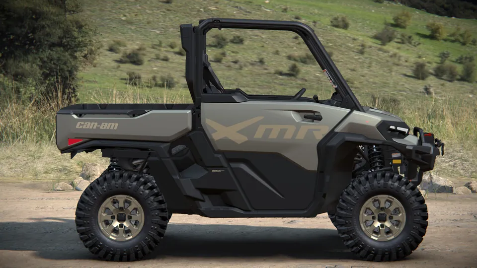 Can-Am Defender X mr с полудверями 2027, Loft Green Satin, вид сбоку