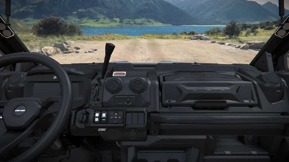 Can-Am Defender XU PRO Limited 2027, Dolomite Grey, место водителя