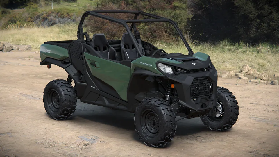 Can-Am Commander DPS 2027, Compass Green, вид спереди справа