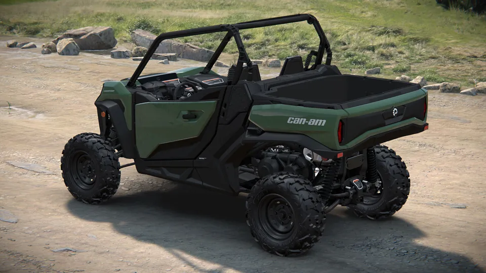 Can-Am Commander DPS 2027, Compass Green, вид сзади слева