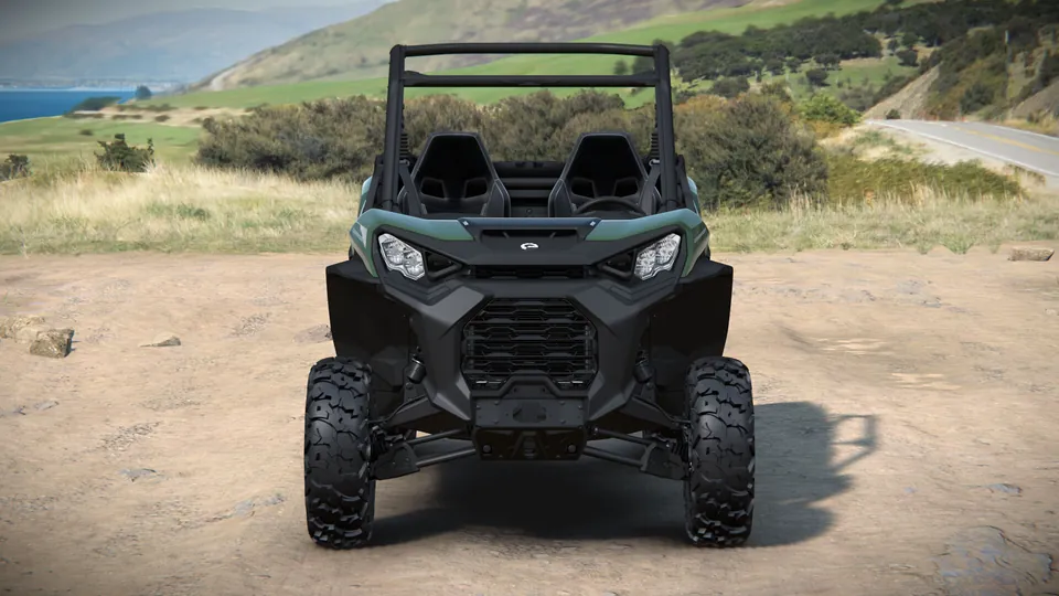 Can-Am Commander DPS 2027, Compass Green, вид спереди