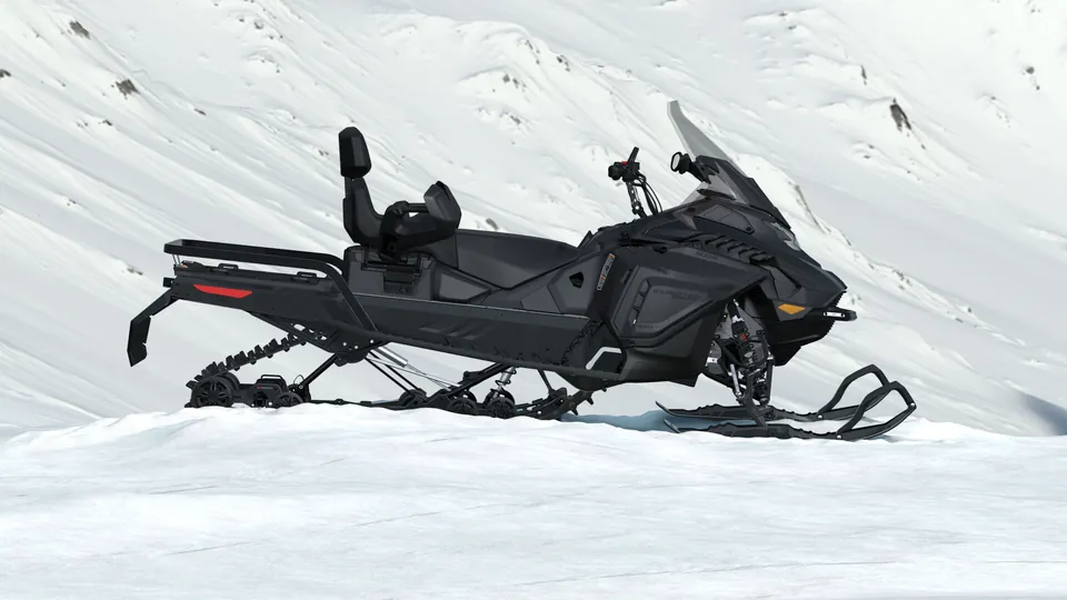 Ski-Doo Expedition LE чёрного цвета с гусеницей 24 дюйма, вид сбоку, двухместное сиденье со спинкой