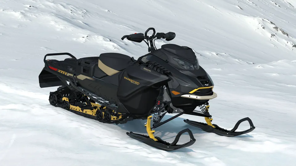 Ski-Doo Expedition Xtreme 2027, Black, вид спереди справа