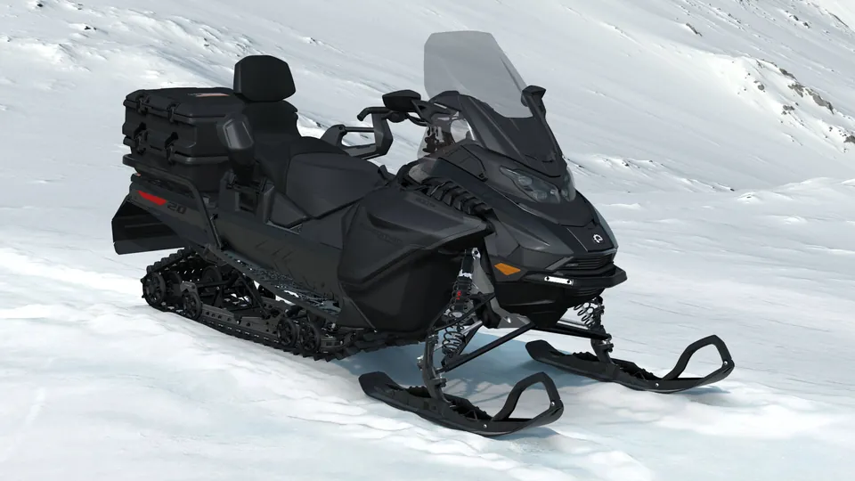 Ski-Doo Expedition SE чёрного цвета с кофром на заднем багажнике, вид спереди сбоку