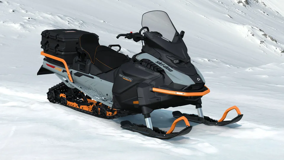 Ski-Doo Skandic SE 2027 с мотором 900 ACE и гусеницей Ice Crosscut 20″, цвет Airy Blue