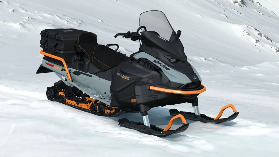 Ski-Doo Skandic SE 2027, Airy Blue, вид спереди справа