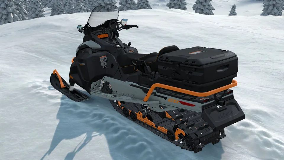 Ski-Doo Skandic SE 2027 Airy Blue с кофром на багажнике, вид сзади сбоку на снегу