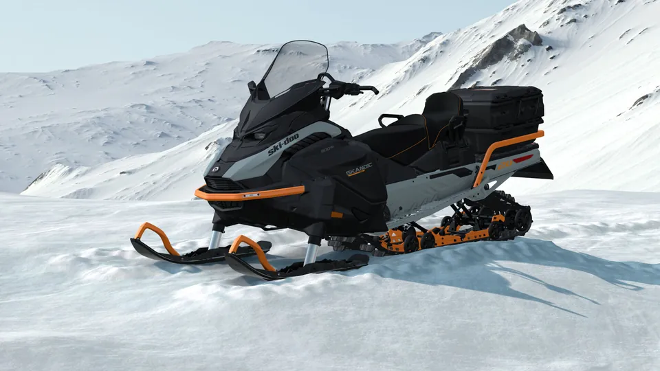 Ski-Doo Skandic SE 2027 в цвете Airy Blue с высоким стеклом и зеркалами, вид спереди слева