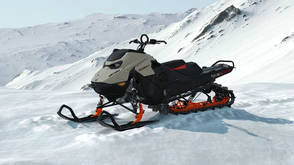 Ski-Doo Summit Adrenaline 2027, Arctic Desert, вид спереди слева