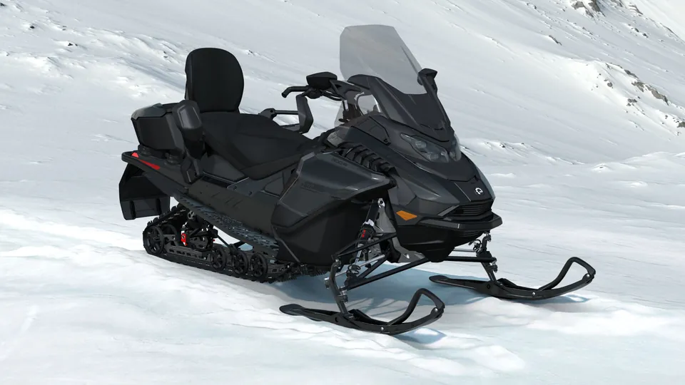 Ski-Doo Grand Touring LE 2027 с высоким ветровым стеклом и двухместным сиденьем, вид спереди справа