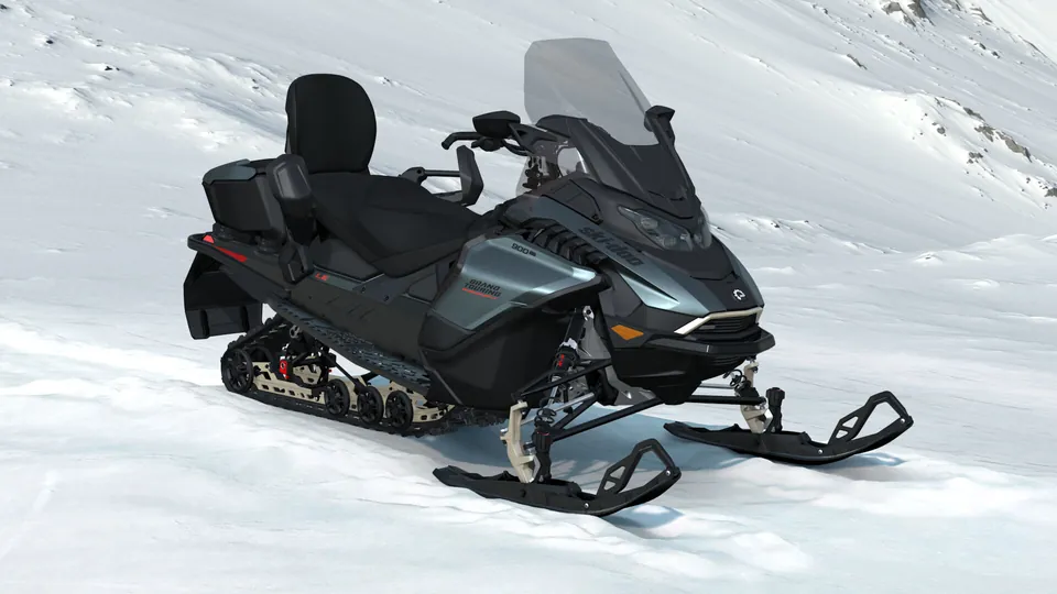 Ski-Doo Grand Touring LE с пакетом Platinum 2027, Mineral Blue, вид спереди справа