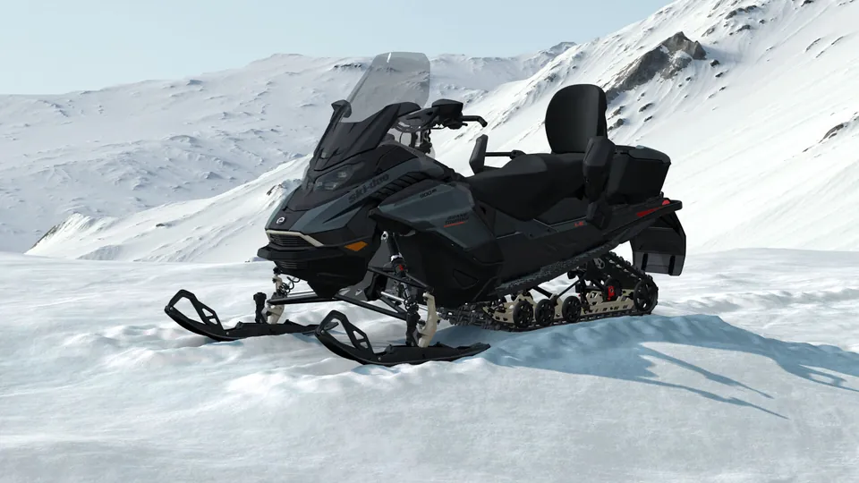 Ski-Doo Grand Touring LE с пакетом Platinum 2027, Mineral Blue, вид спереди слева
