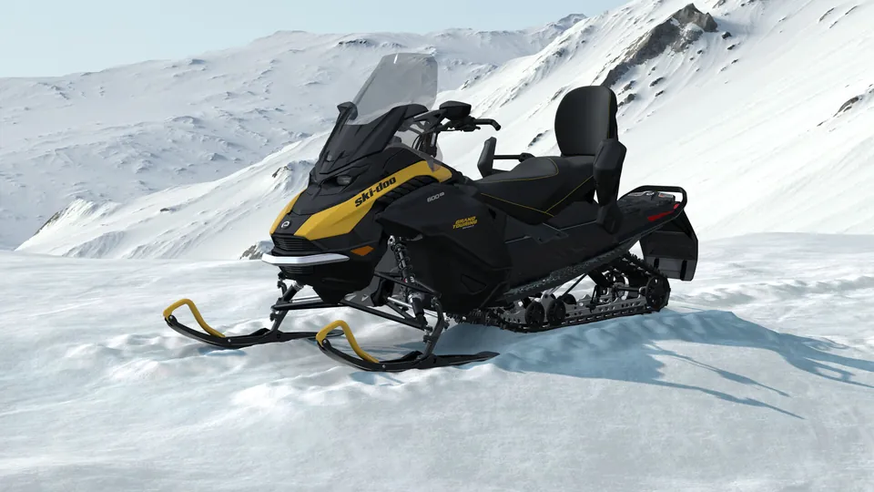 Ski-Doo Grand Touring Sport 2027, Neo Yellow, вид спереди слева