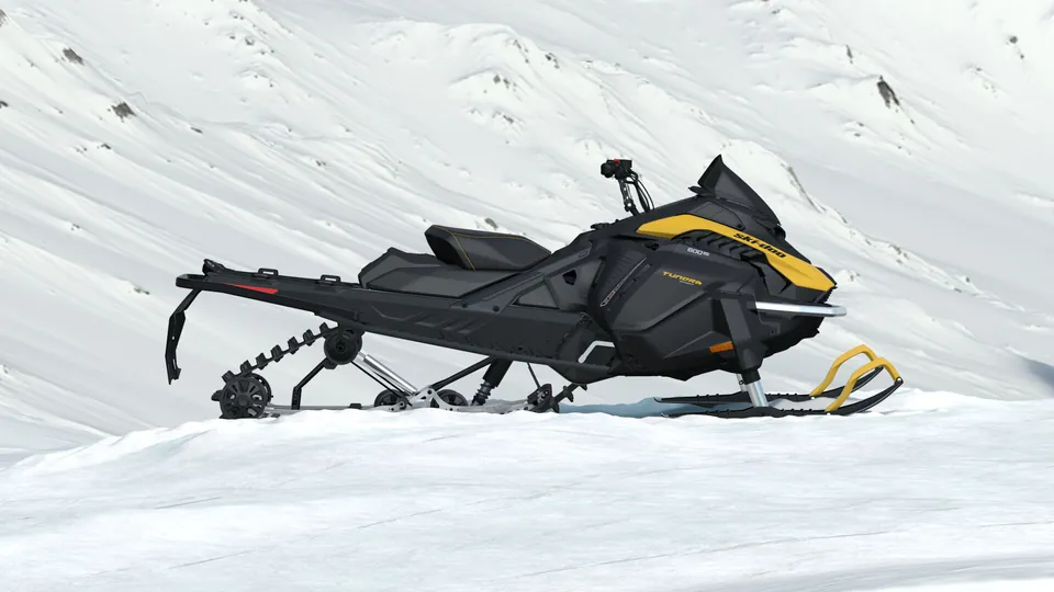 Ski-Doo Tundra Sport 2027 в цвете Neo Yellow, вид сбоку на снежном склоне