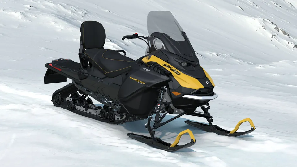Ski-Doo Expedition Sport 2027 с двухместным сиденьем и высоким стеклом, вид спереди справа