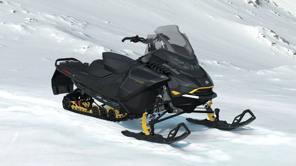 Ski-Doo Renegade Adrenaline с пакетом Enduro 2027, Black, вид спереди справа