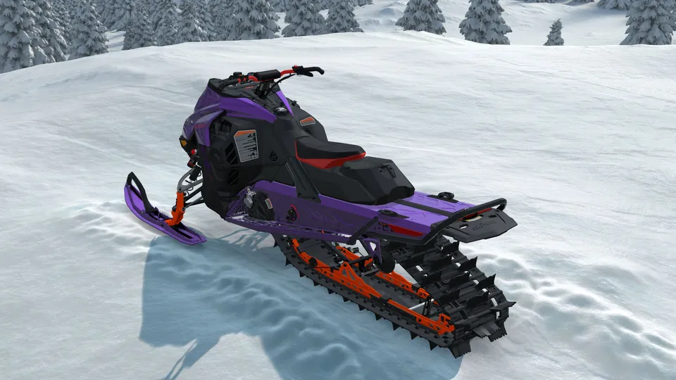 Ski-Doo Freeride 2027 в цвете Ultraviolet II с оранжевой гусеницей, вид сзади сбоку на снежном склоне