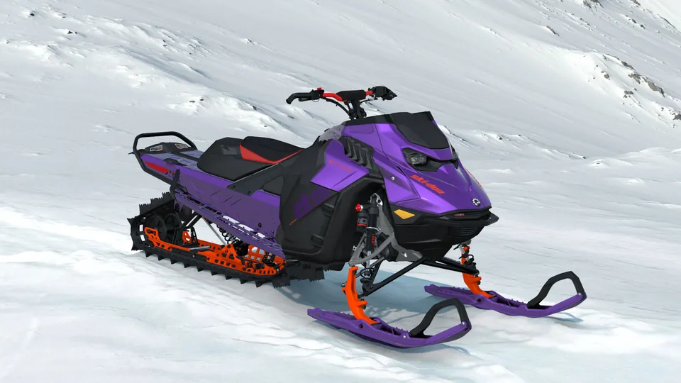 Ski-Doo Freeride 2027, Ultraviolet II, вид спереди справа