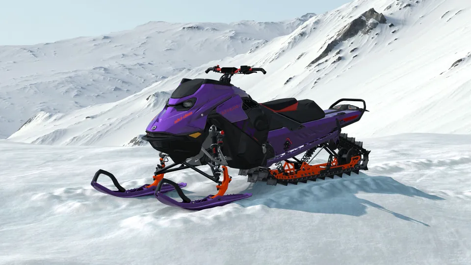 Ski-Doo Freeride 2027, Ultraviolet II, вид спереди слева