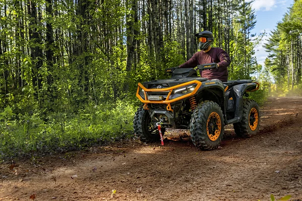 Квадроцикл Can-Am Outlander на лесной дороге
