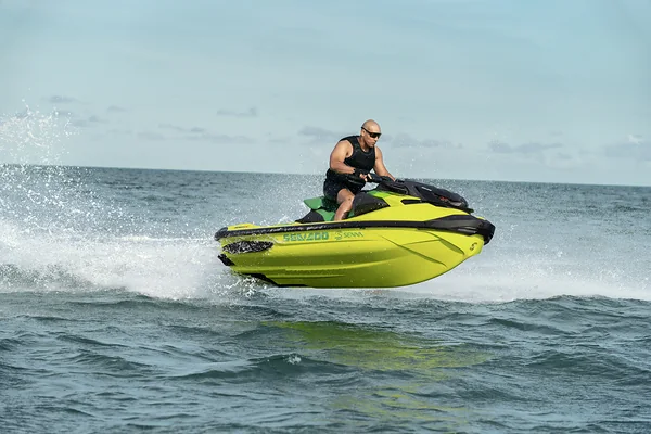 Гидроцикл Sea-Doo RXP-X на волне