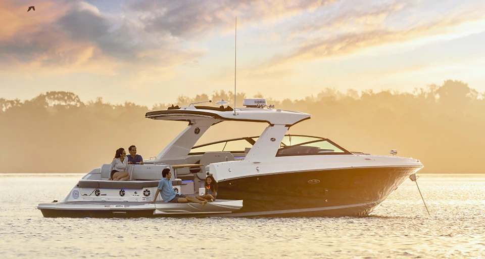 Катер Sea Ray SLX 400 на закате
