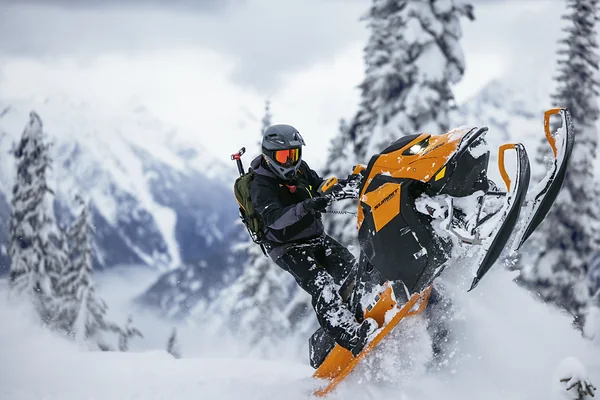 Горный снегоход Ski-Doo Summit в глубоком снегу