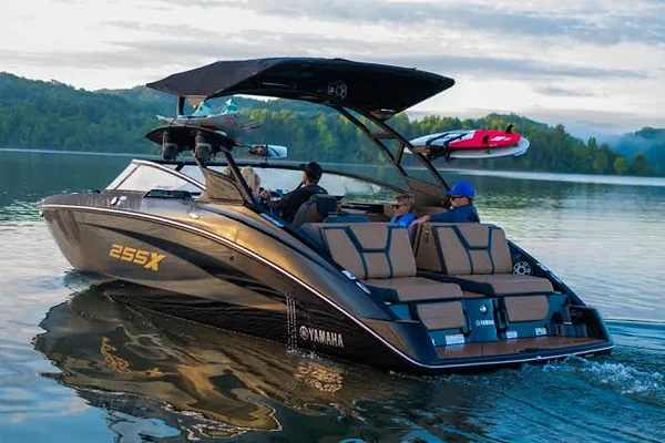 Катер Yamaha 255 с вейк-башней