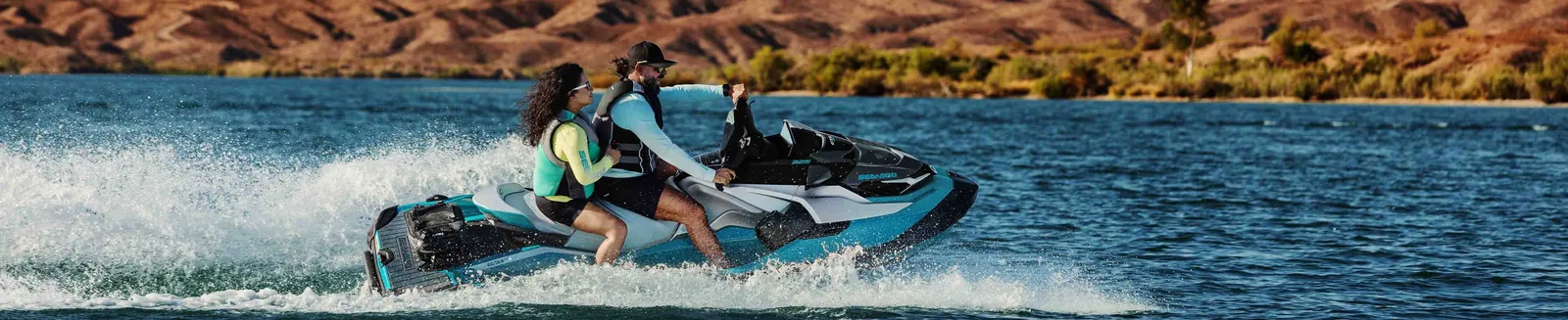 Пара на гидроцикле Sea-Doo GTX Limited на озере у гор